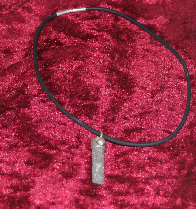 Suevit Anhänger mit Silberfassung und Diamant