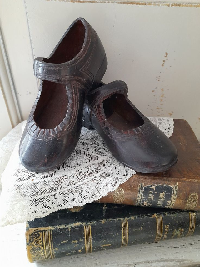 Paire de souliers anciens d&#039;enfant en bronze