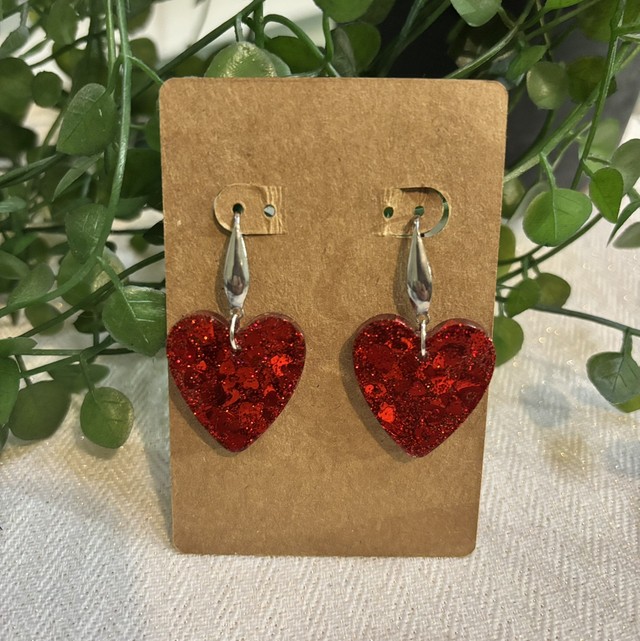 Boucles d’oreilles résine cœur rouge à paillettes et argenté 