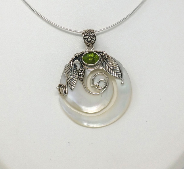 PENDENTIF VINTAGE ROND DE NACRE BLANCHE PERIDOT - ARGENT MASSIF - VENDU SANS CHAINE - PPNR