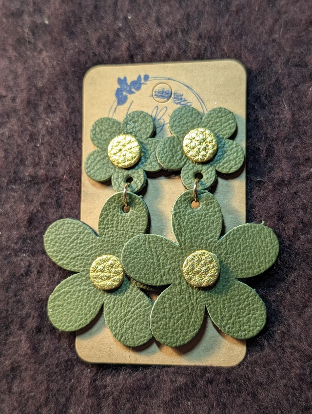 Boucles d'oreilles marguerite kaki m002