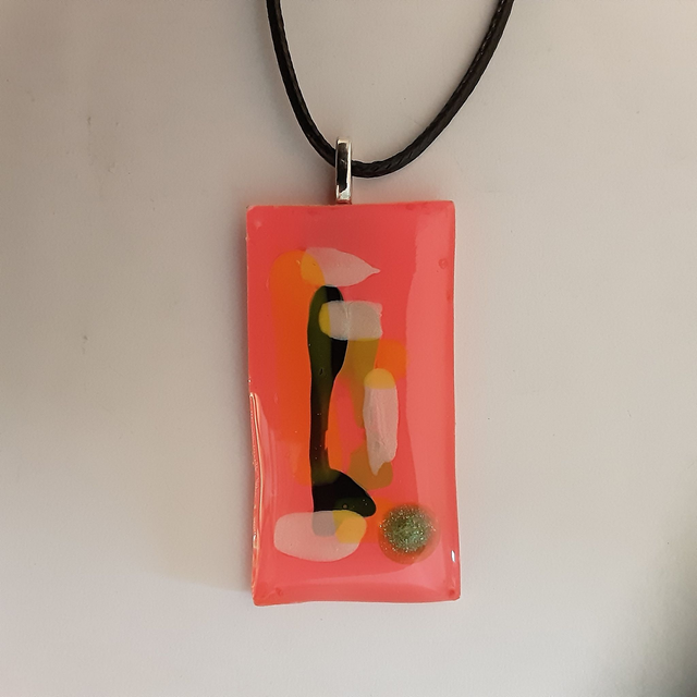 Pendentif rectangle moyen fond rose fluo et impression noire et jaune et cabochon