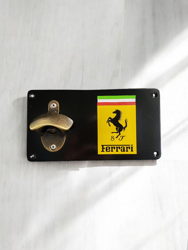 Décapsuleur mural ferrari 
