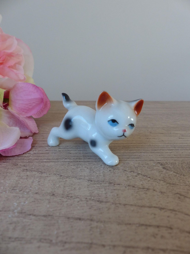 Figurine adorable chaton blanc aux yeux bleus, miniature chat en porcelaine collection cadeau décoration