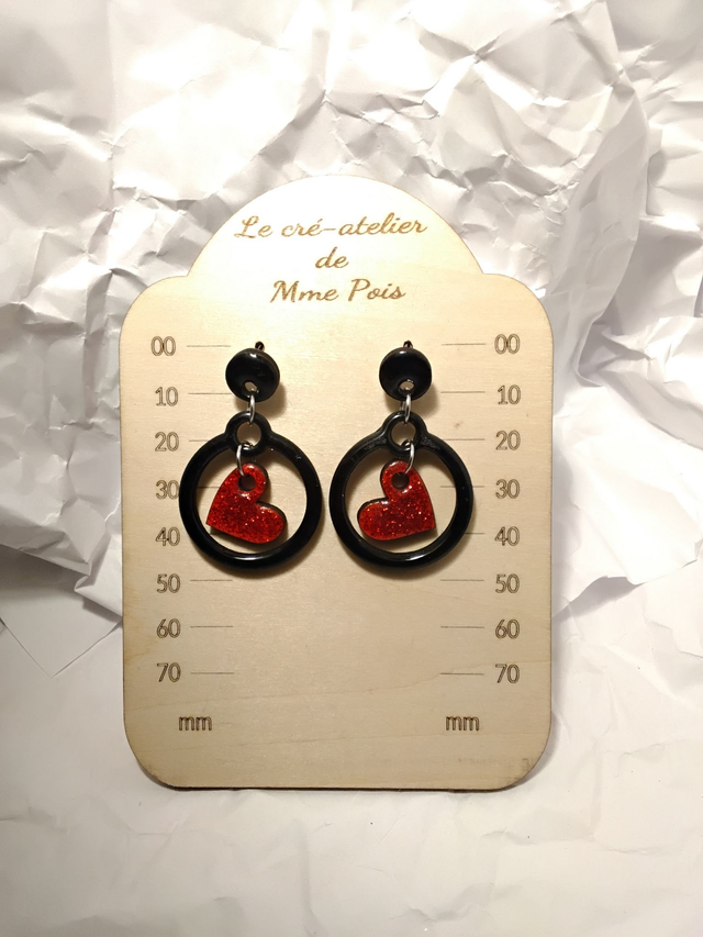 Boucles d’oreilles cœur rouge pailleté en bois peint noir et résine – Attache acier inoxydable