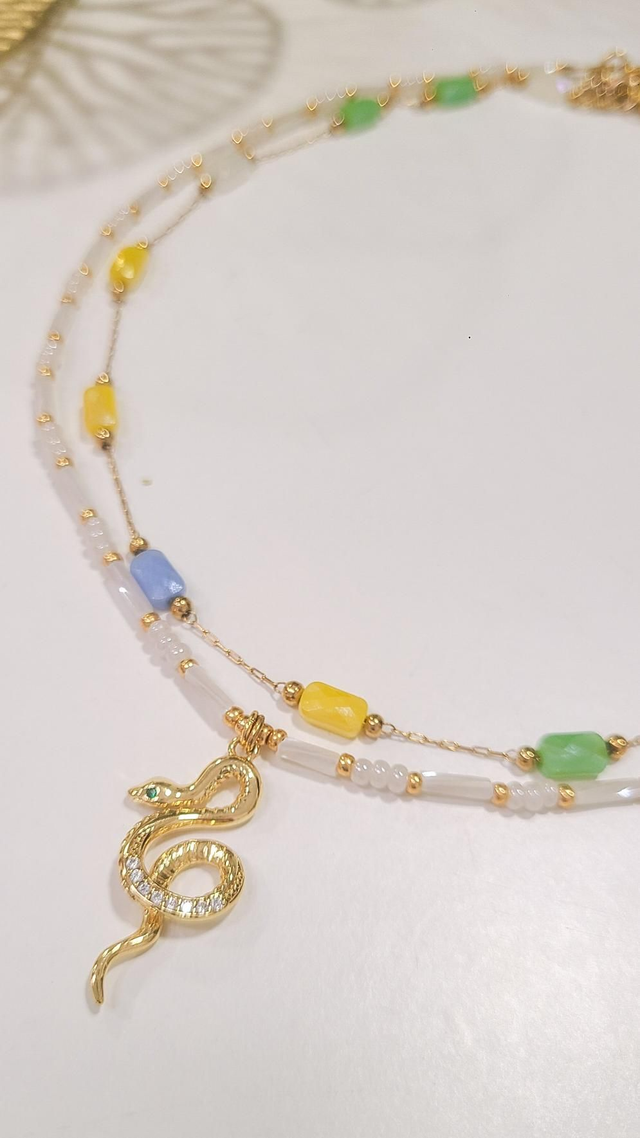 Collier double Soléa – Bijoux faits main en acier inoxydable doré – Serpent & perles colorées