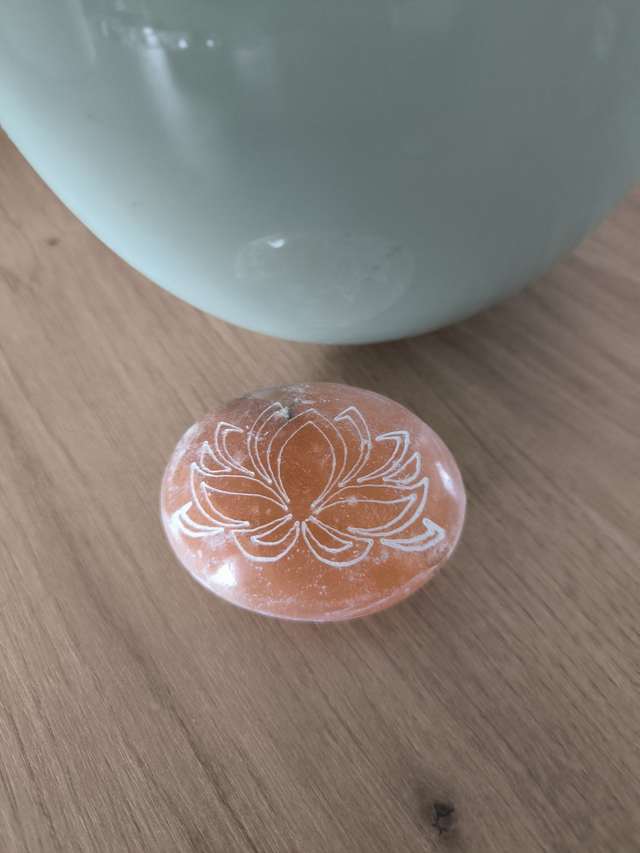 Galet Fleur de Lotus Sélénite Orange