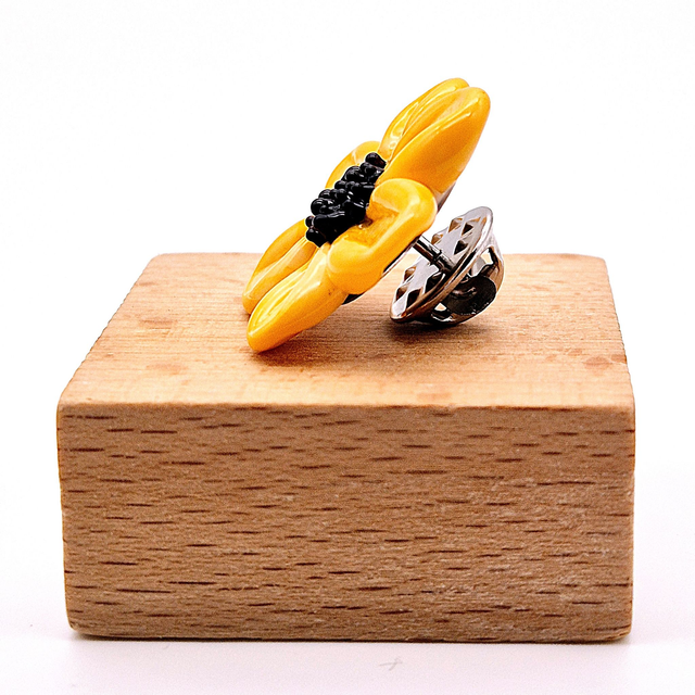 Pin's Marguerite jaune orangé