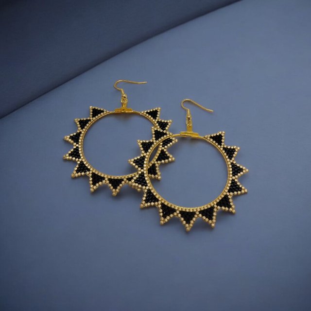 Boucles d&#039;oreilles créoles noir et or