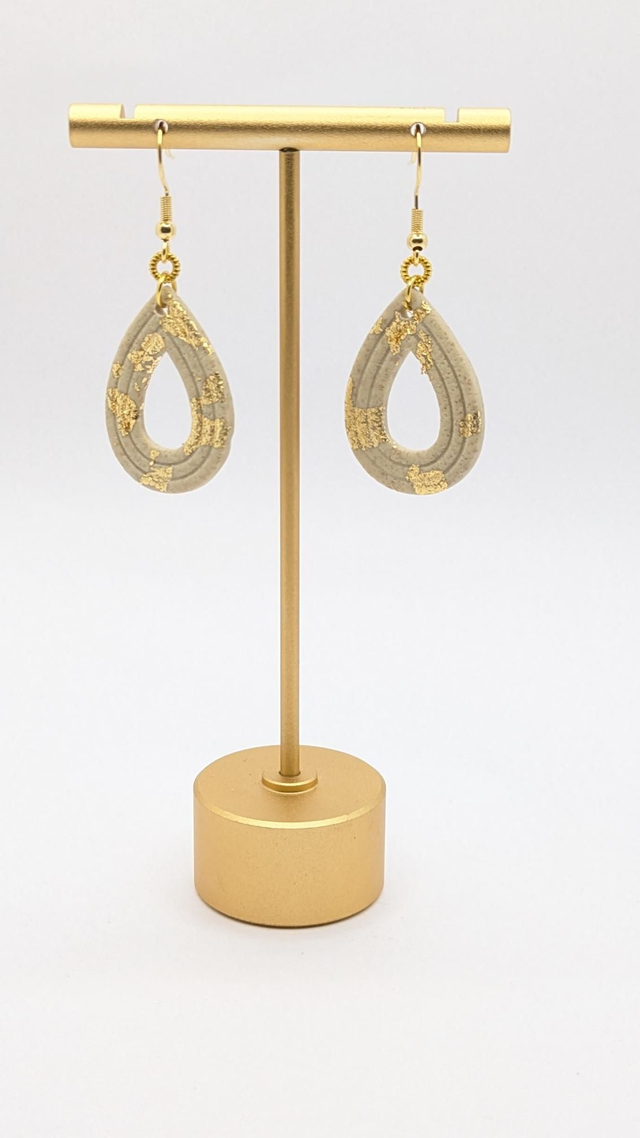 Boucles d'oreilles en pâte - gouttes beige/doré