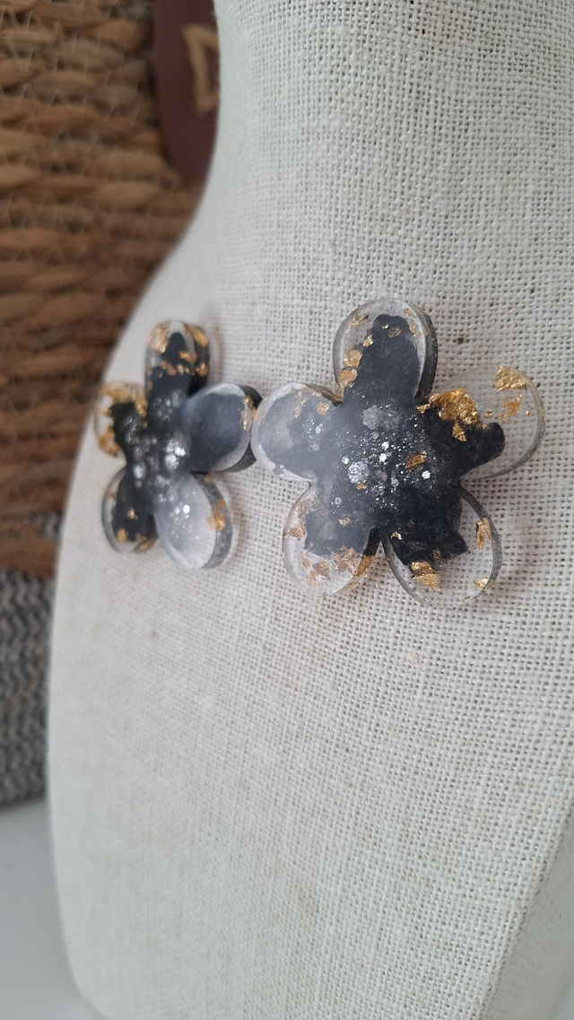 Boucles d'oreilles fleurs noirs feuille d'or et paillettes argentées 