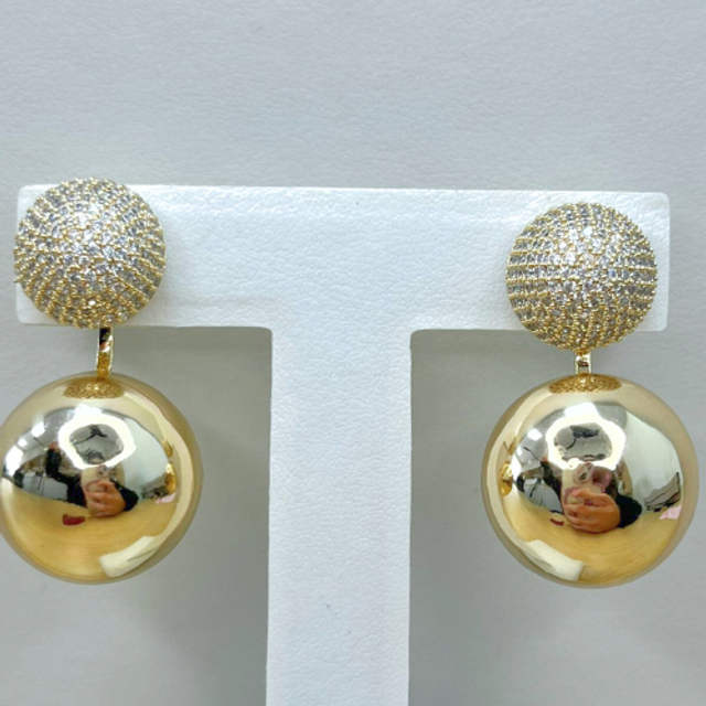 BRINCO ESFERA CRAVEJADA COM ESFERA LISA - 2 EM 1 - BANHADO EM OURO 18K