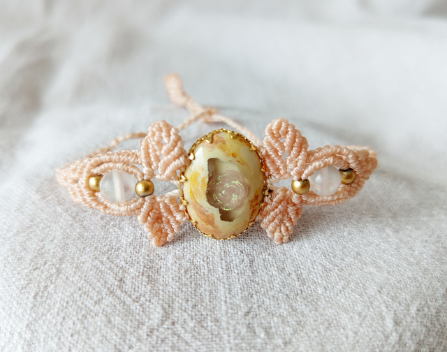 Bracelet en macramé avec une pierre en résine peinte à la main