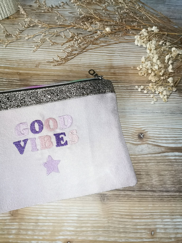 ✨ Pochette "Good Vibes" brodée - Rose pâle ✨