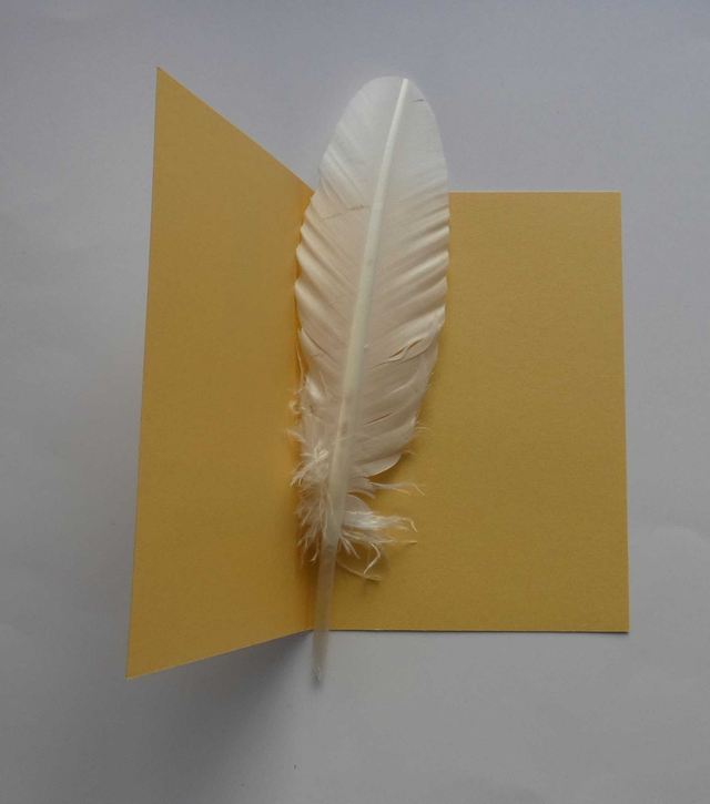 Un joli sapin sur une carte dorée