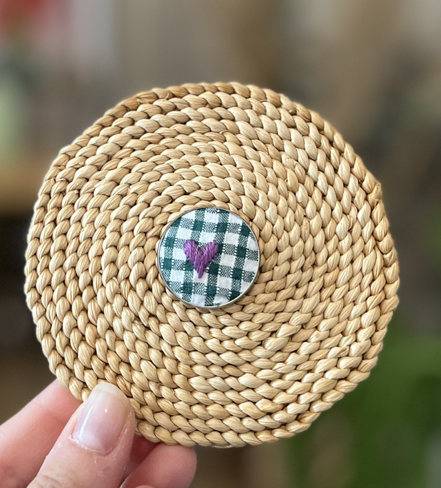 Pin’s coeur violet (vichy vert)