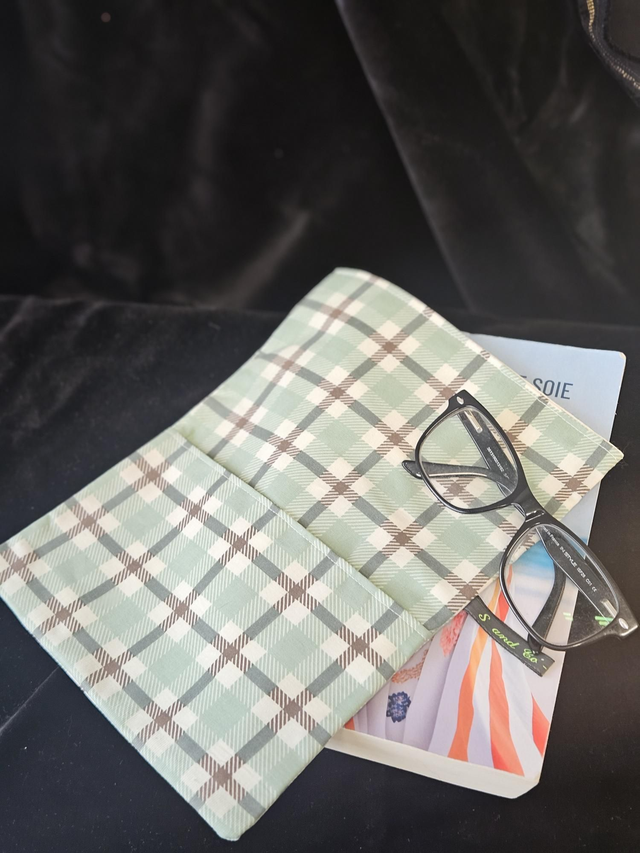 Range livre carreaux 