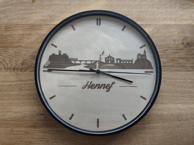 Wanduhr Hennef Stadtsilhouette - graviertes Lindenholz Ziffernblatt