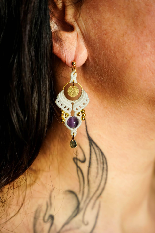 Boucles d'oreilles en micro-macramé couleur blanc avec pierre Améthyste 