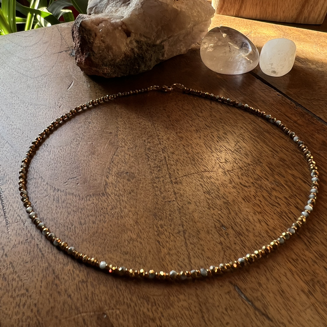 Collier fin doré et bleu