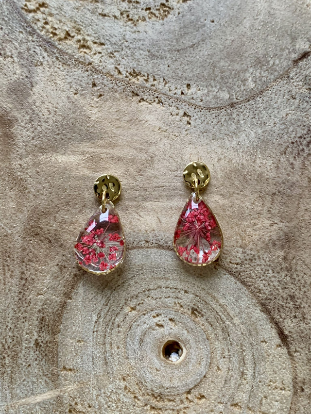 Rouge : boucles d&#039;oreilles clous (dorées)