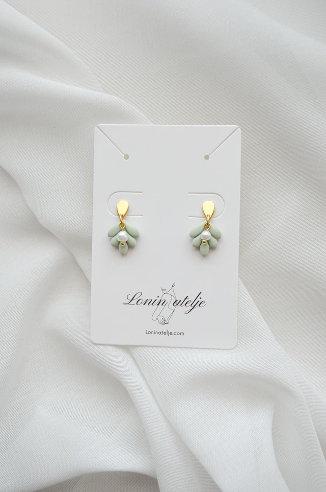 Summer Glow Kolekcija - Mali viseči pastelno zeleni uhani s perlico in pozlačeno osnovo