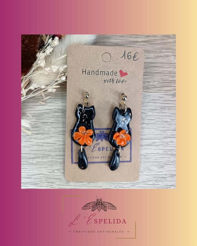 Chatons noirs fleurs oranges