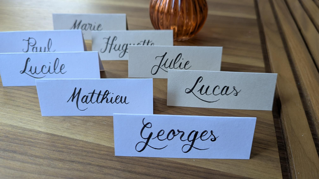 Marque-places chevalets calligraphiés