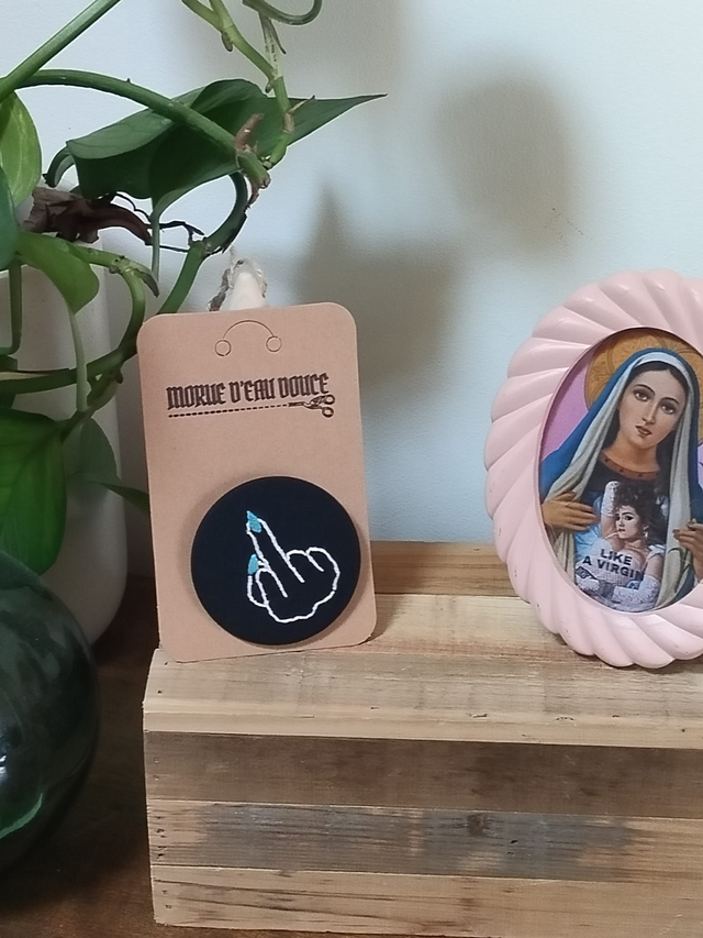 Insigne &quot;Doigt d&#039;honneur&quot;