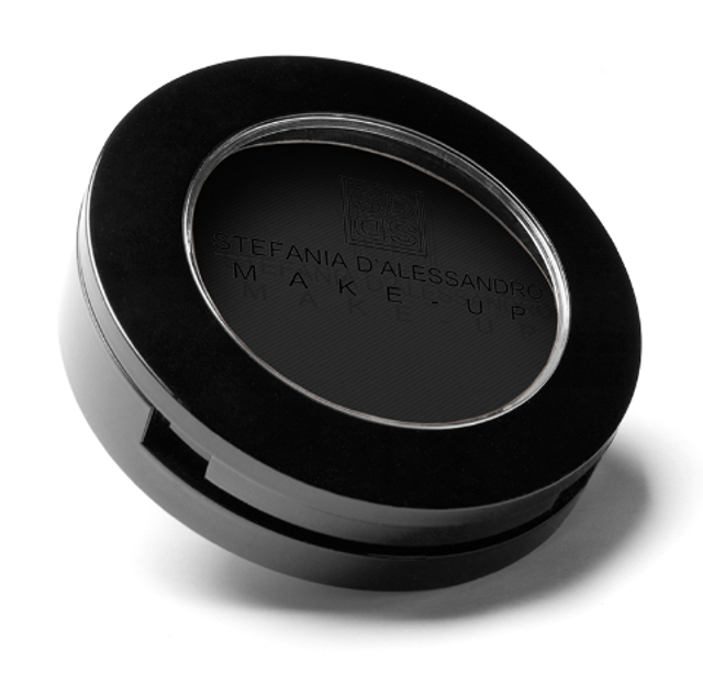 Ombretto compatto Black – nero intenso, profondo con una altissma scrivenza e rilascio colore. Effetto opaco e vellutato.
