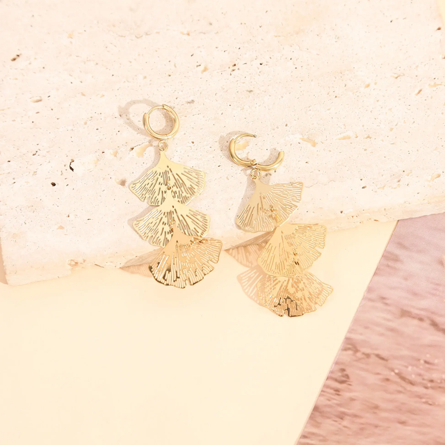 Boucles d'Oreilles Créoles Pendantes Dorées Feuilles De Ginkgo Biloba Ajourées