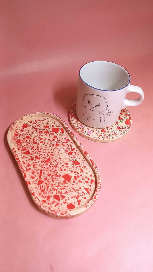 Świąteczna, beżowo-czerwona podkładka pod kubek, okrągła, 11 cm