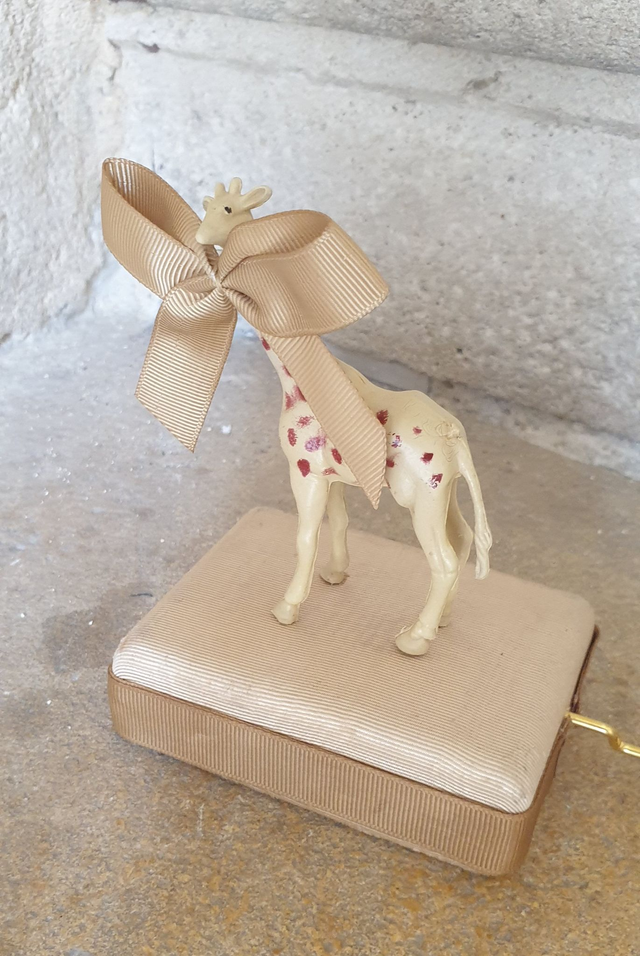 Mademoiselle girafe- boîte à musique - exemplaire unique