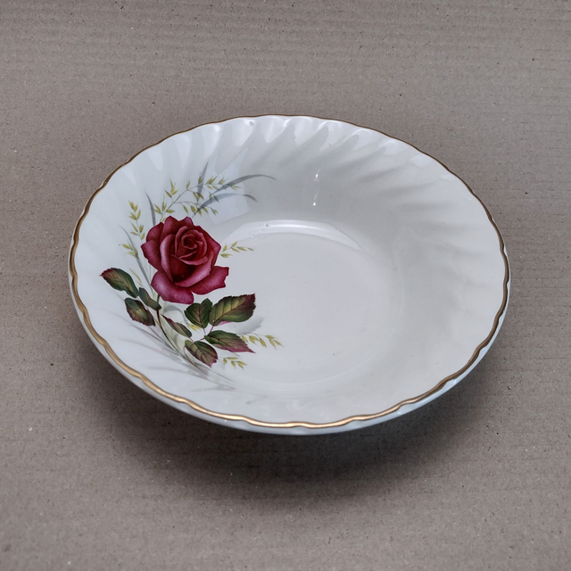 Ridgway Ironstone | Kommetje, Dessertschaaltje (diameter 16,5 | hoogte 5,0 cm) Rond Geschulpt ‘Anniversary Rose’ decor | Vintage
