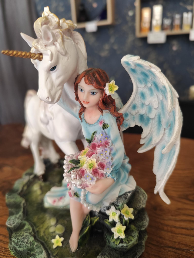 Fée avec licorne bord de l'eau