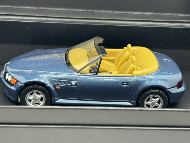 BMW Z8 Bond 007 "Goldeneye" Corgi 1:36
