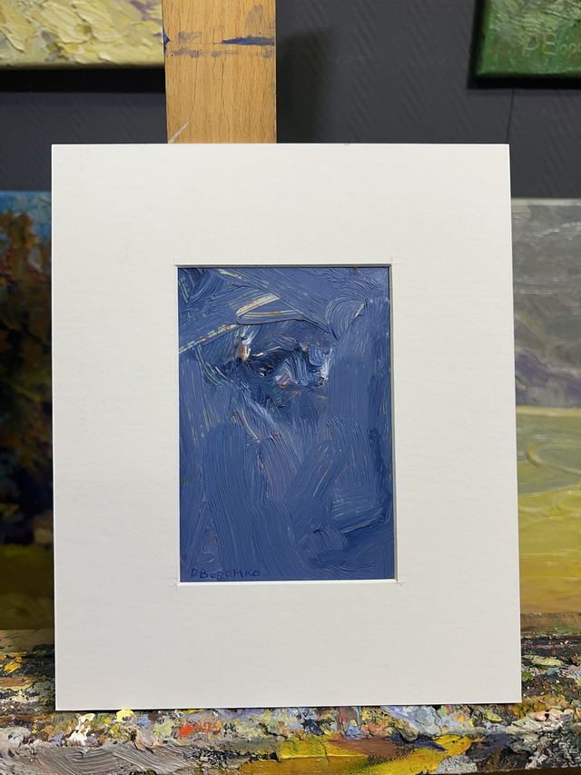 Fragment 807 „Im blauen Schatten“ von Rostyslav Voronko, Öl auf Karton, 2024 – verborgenes Auge in Blautönen.