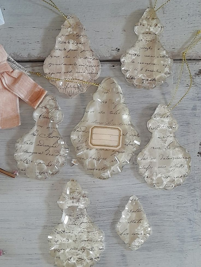 Pampilles anciennes en verre manuscrit