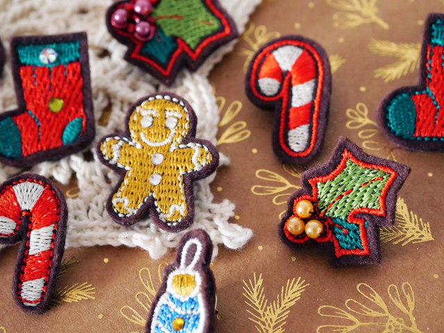 Pins Spécial Noël (Pins brodés main et machine)