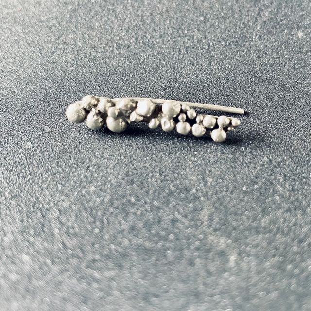 Bijou d’oreille « Perles d’argent » en argent recyclé