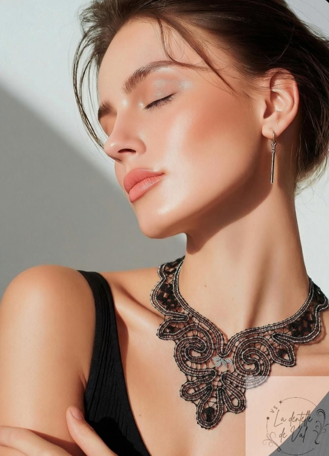 Collier noir et argenté 