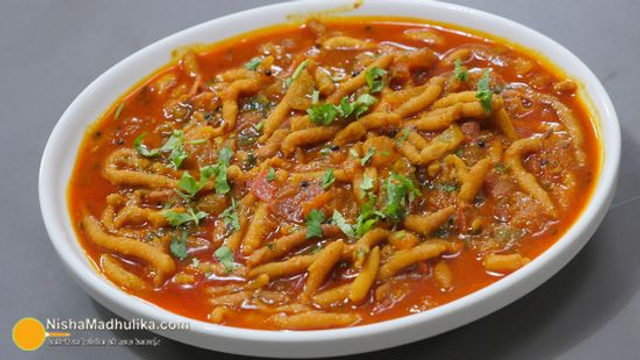 Sev Tamatar (500 CC) – Gujarati Tomato Curry with Crispy Sev
