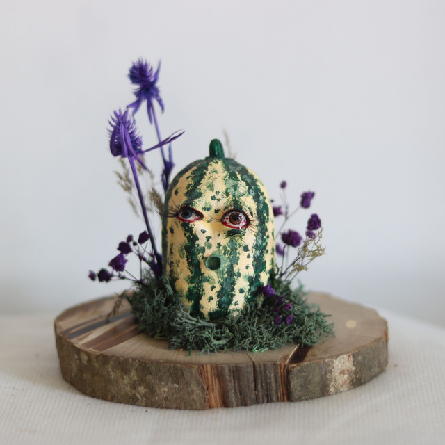 Joseph, courge patidou sur son rondin en bois naturel  