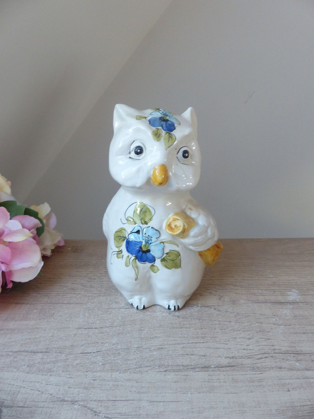 Ancienne tirelire Hibou savant décor floral Italie, Statuette Hibou avec rouleau de Parchemin, Idée Cadeau Projet, Cagnotte Etudiant Diplôme