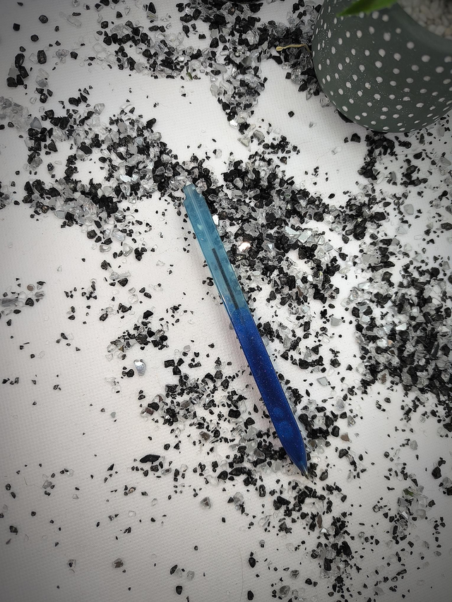 Crayon bicolore bleu nacré et bleu ciel (encre noire)