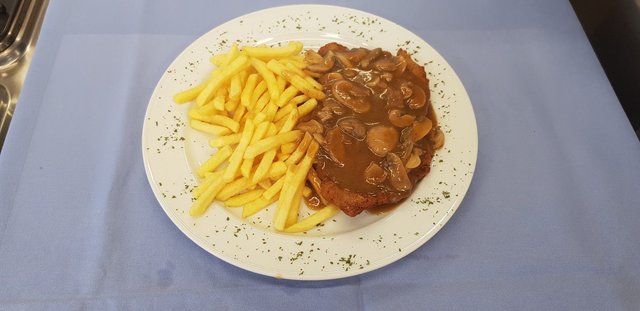 Jaegerschnitzel mit Pommes