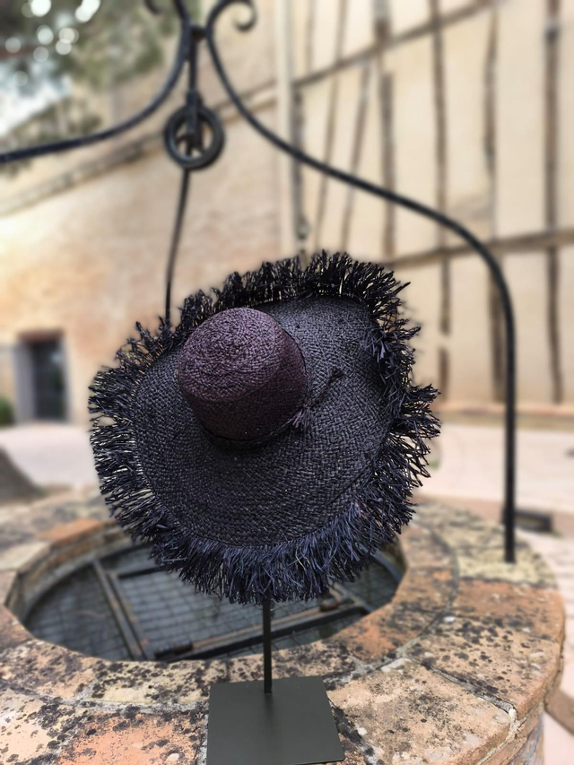 Chapeau noir frangé en raphia