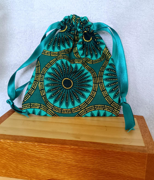 Grande pochette 11x14cm en tissus vert et doré 