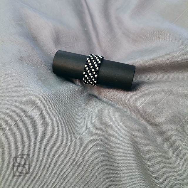 DOTTED DIAGONALS ring