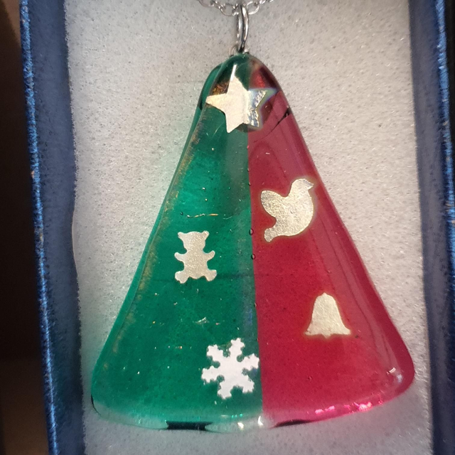 Deep pink and green pendant &amp; chain